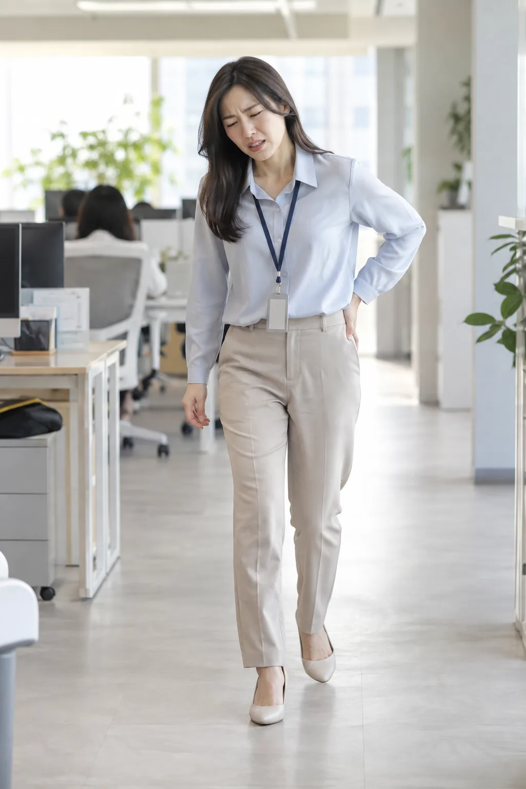 골반 불균형으로 걸음걸이가 불편한 모습