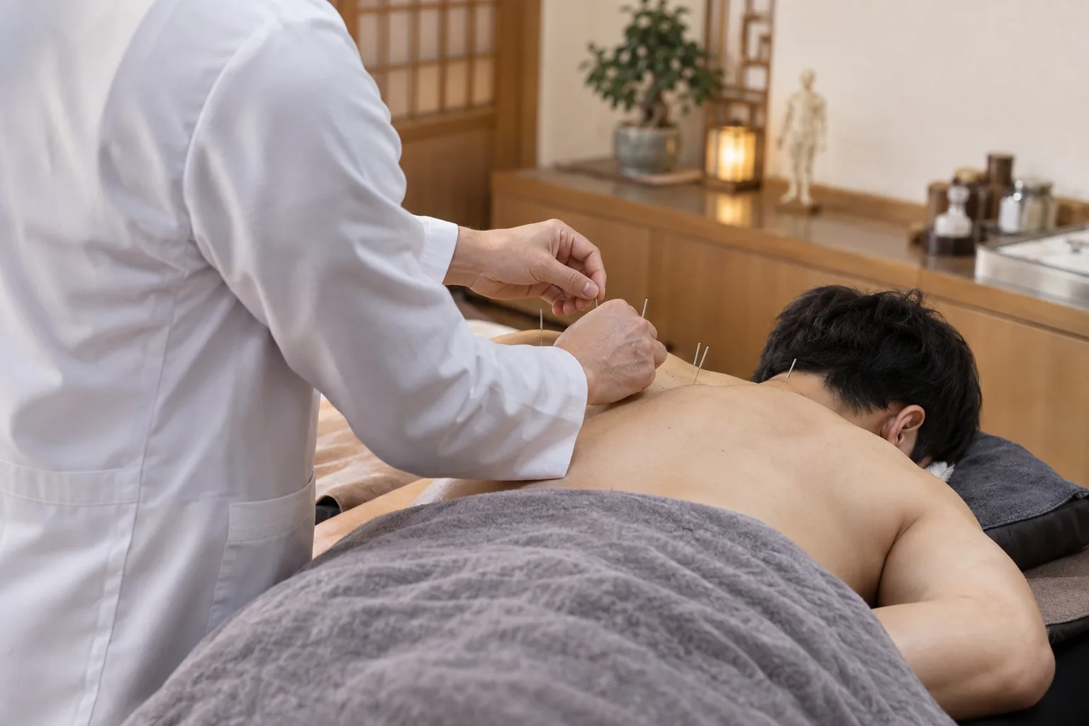 침구치료를 함께 받는 모습