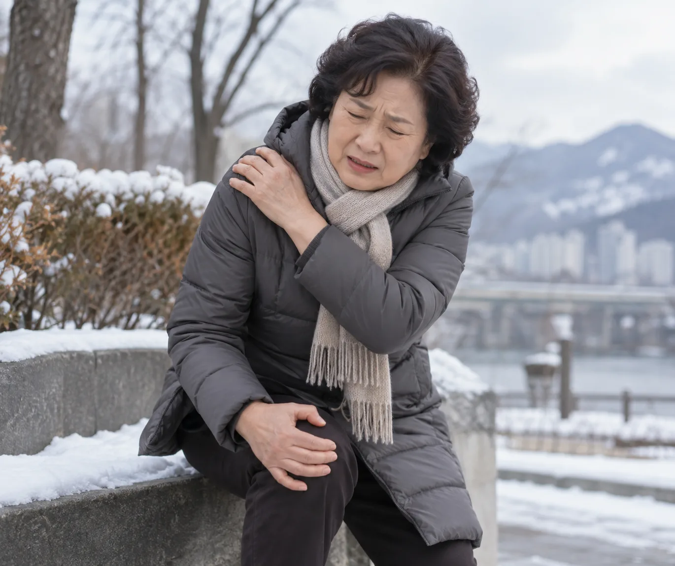 겨울철 어깨와 무릎 통증으로 힘들어하는 모습