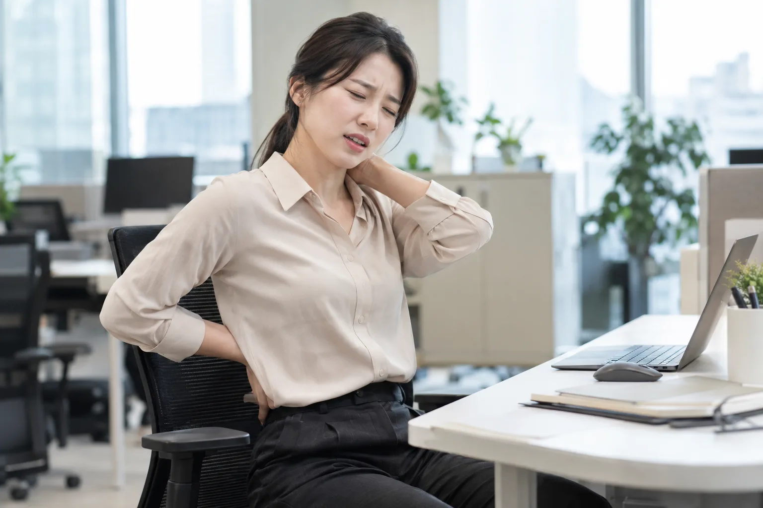 목과 허리 통증을 느끼는 모습