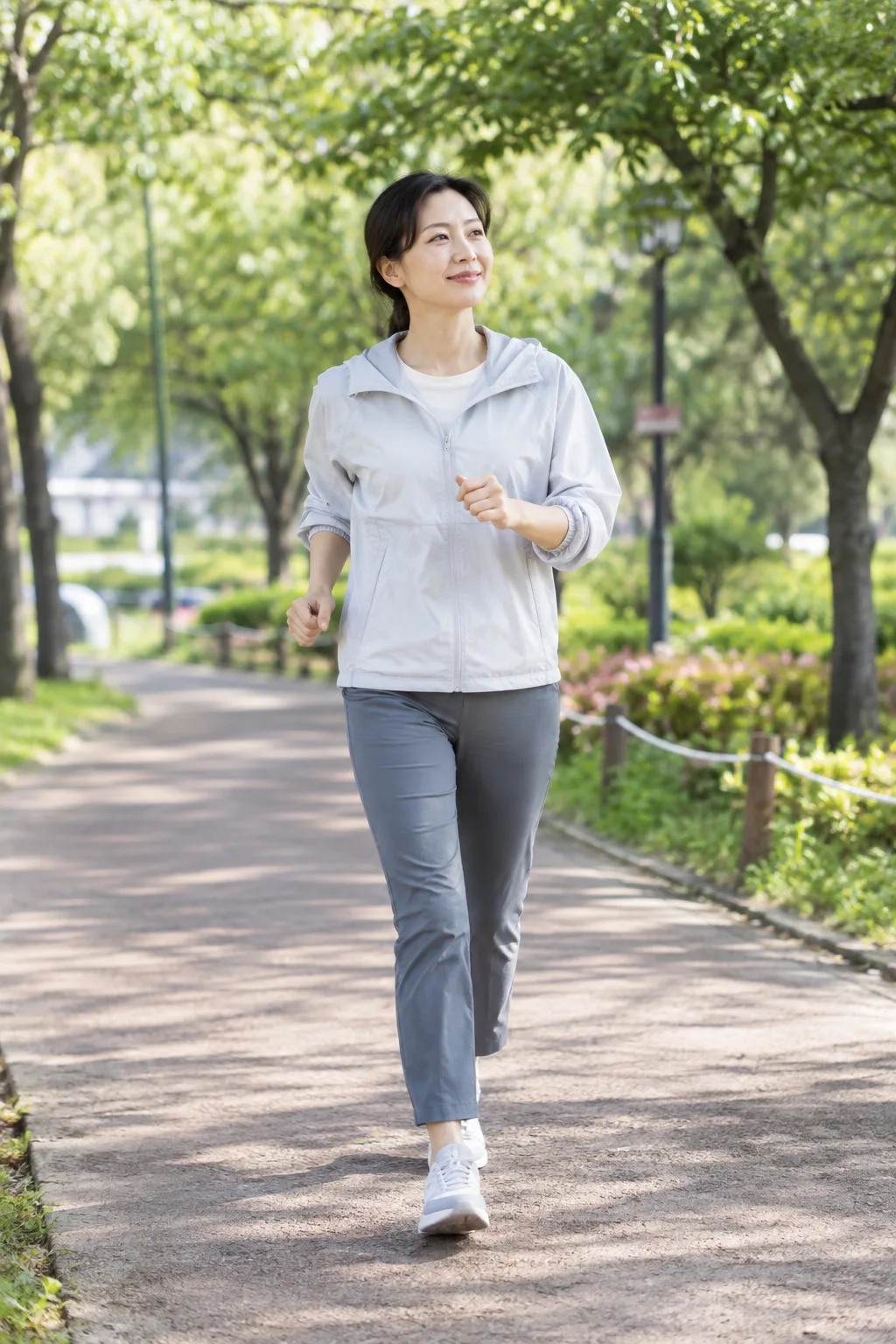 산책로를 가볍게 걷는 모습