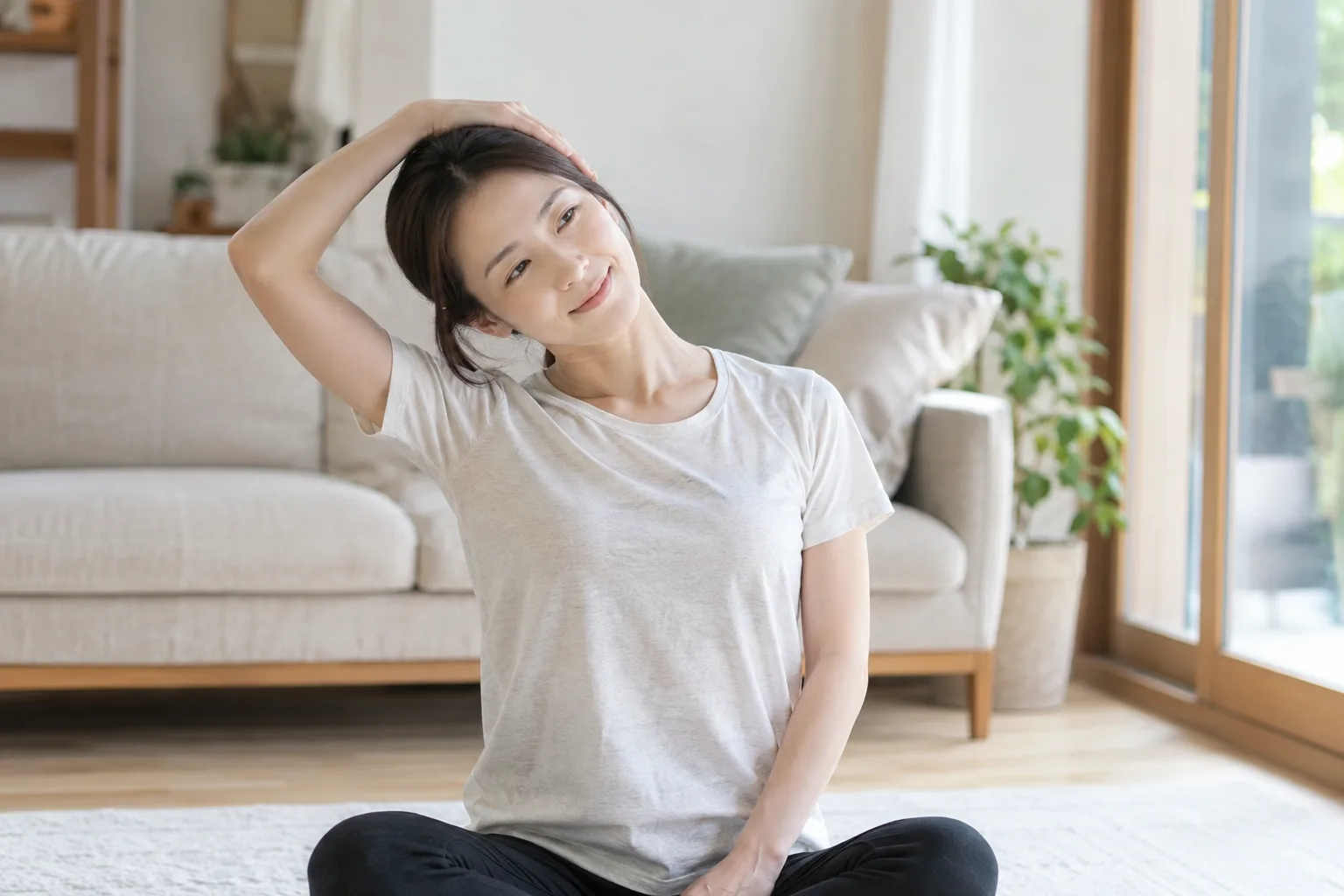 목 측면 스트레칭을 하는 모습