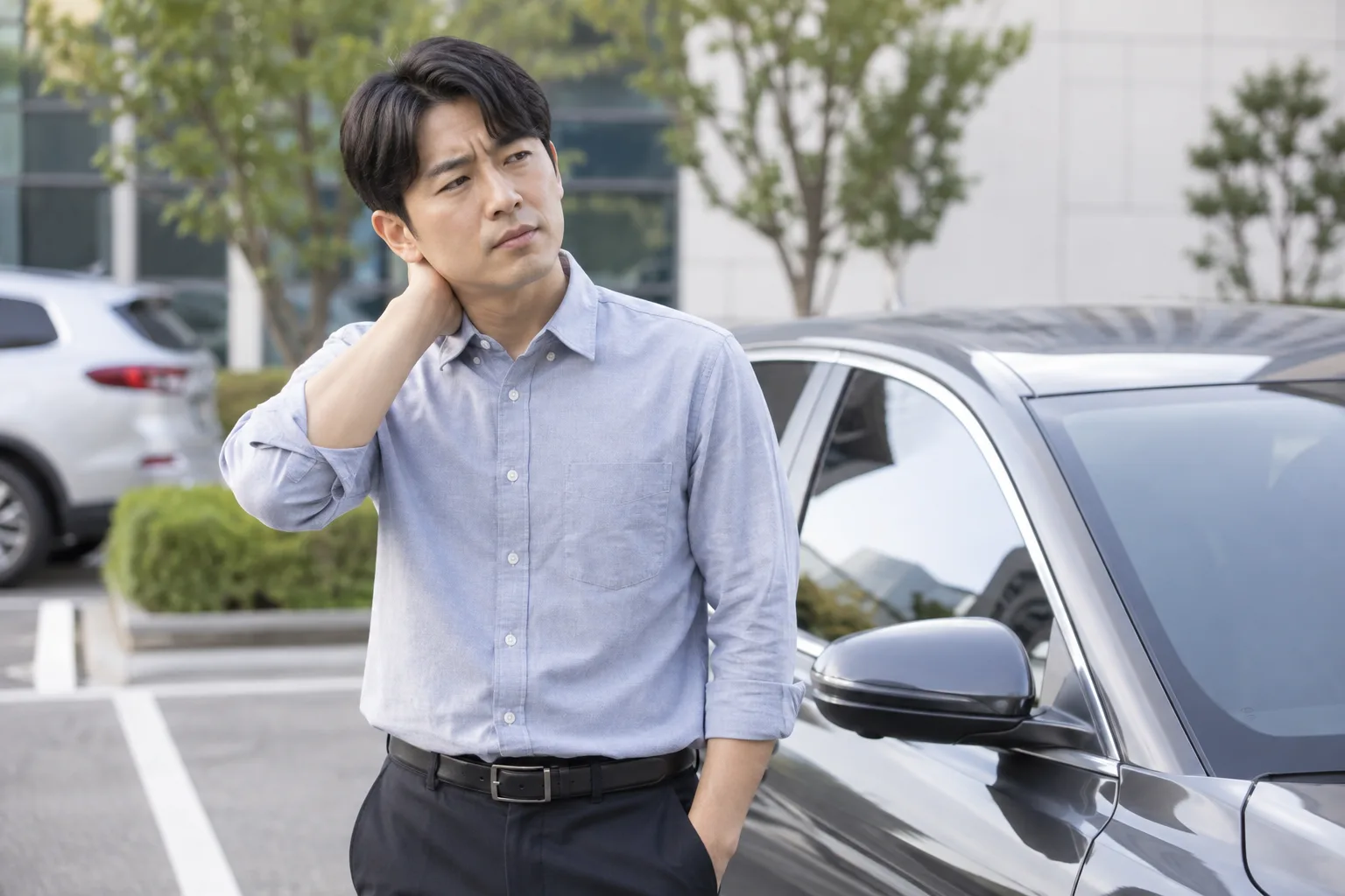외상 없어 보이지만 목을 만지는 직장인