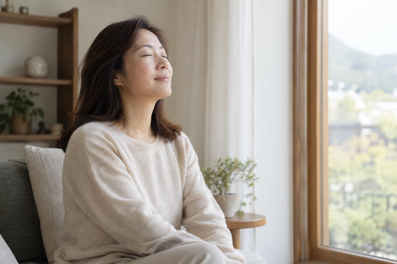 평온하게 호흡하며 마음을 다스리는 모습
