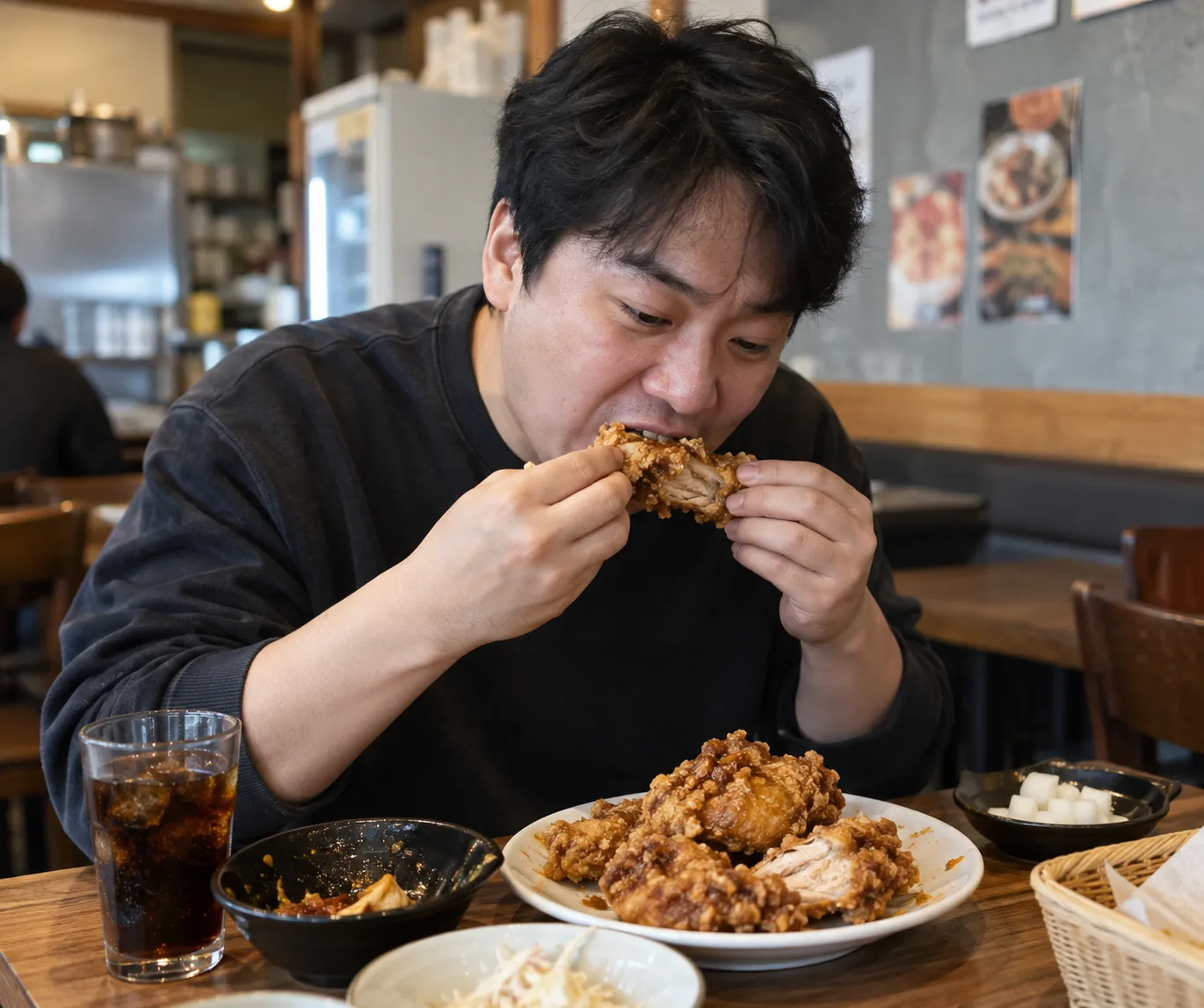 기름지고 자극적인 음식을 먹는 모습