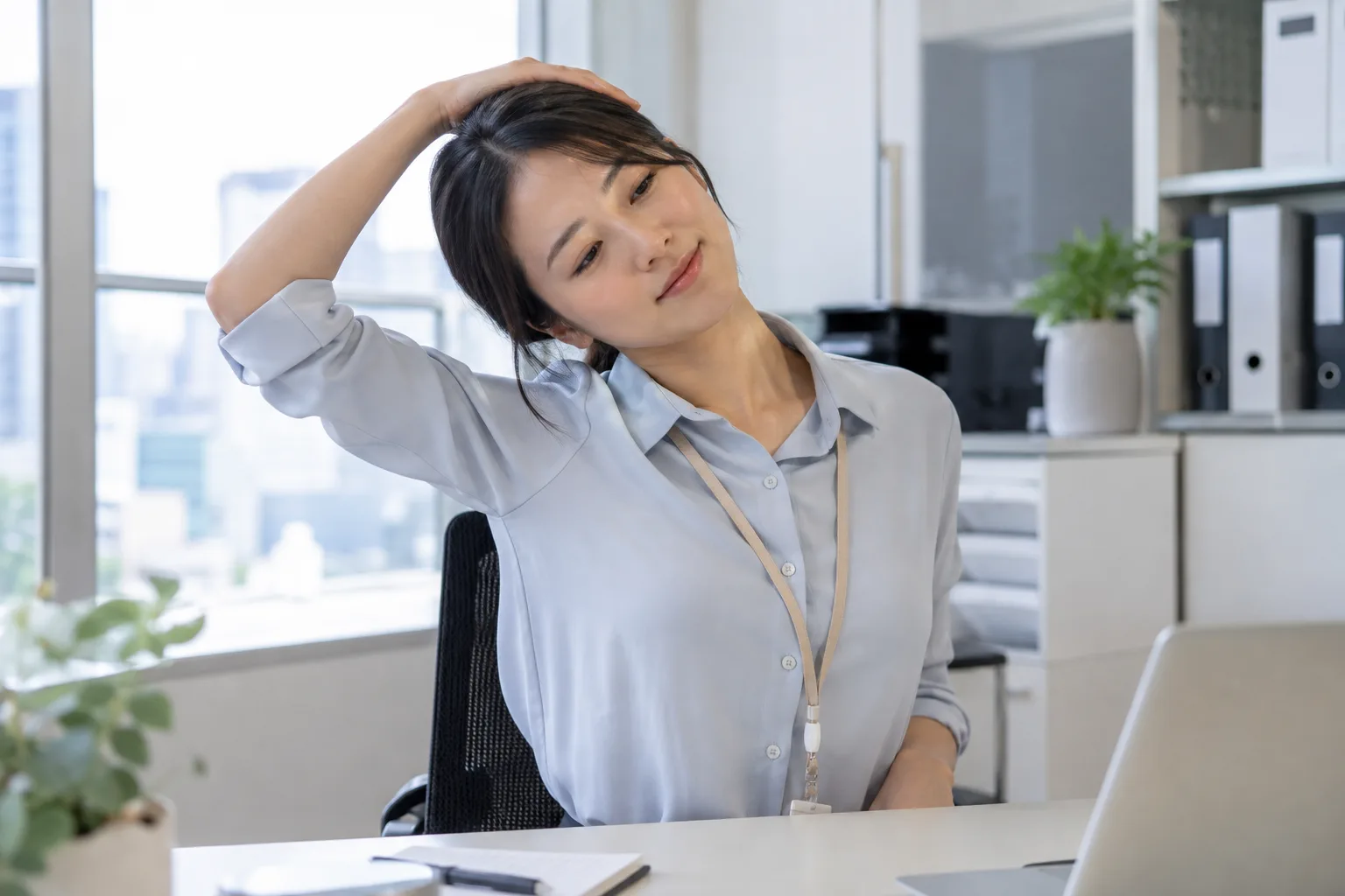 목 측면 스트레칭을 하는 모습