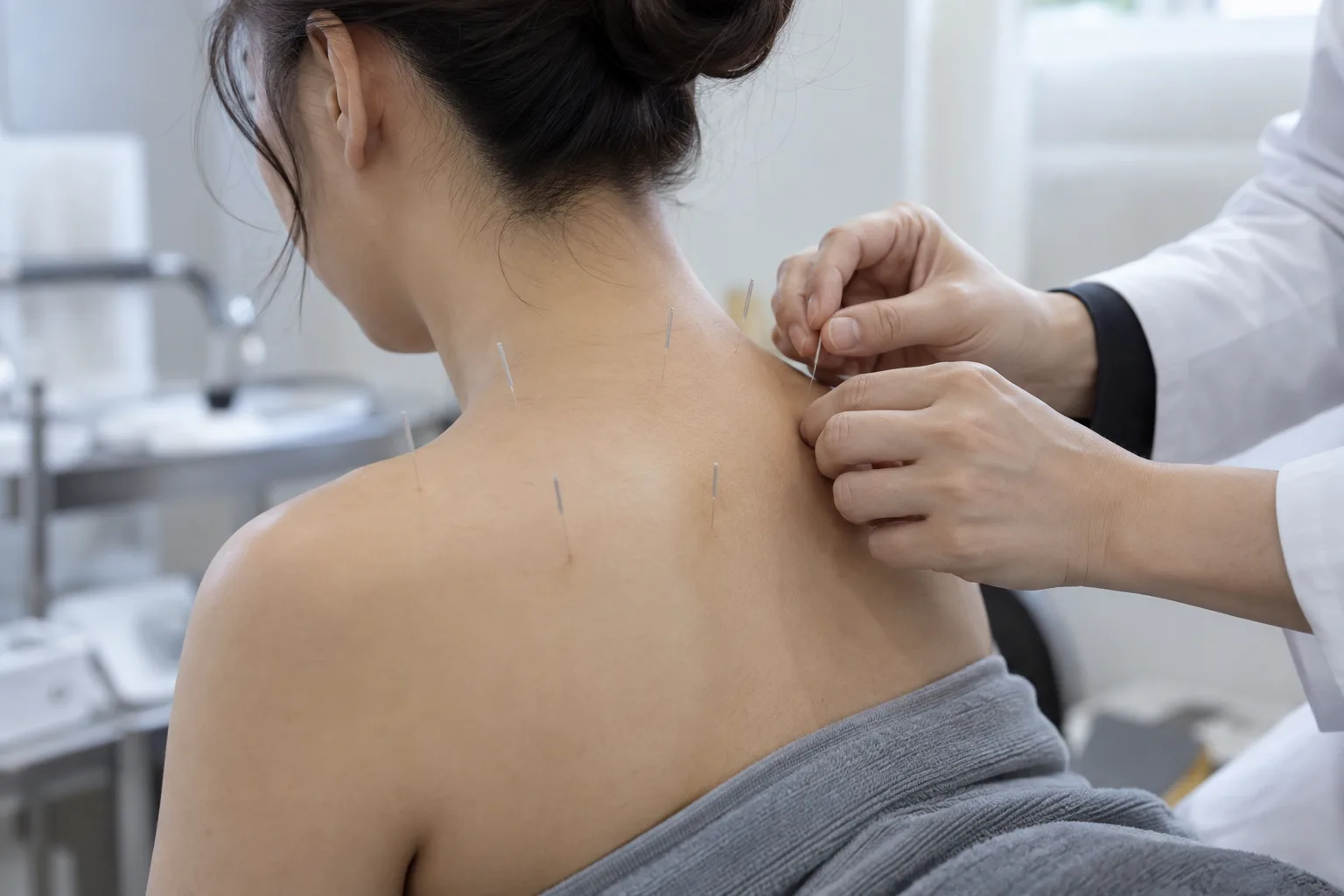침 치료를 받는 산모