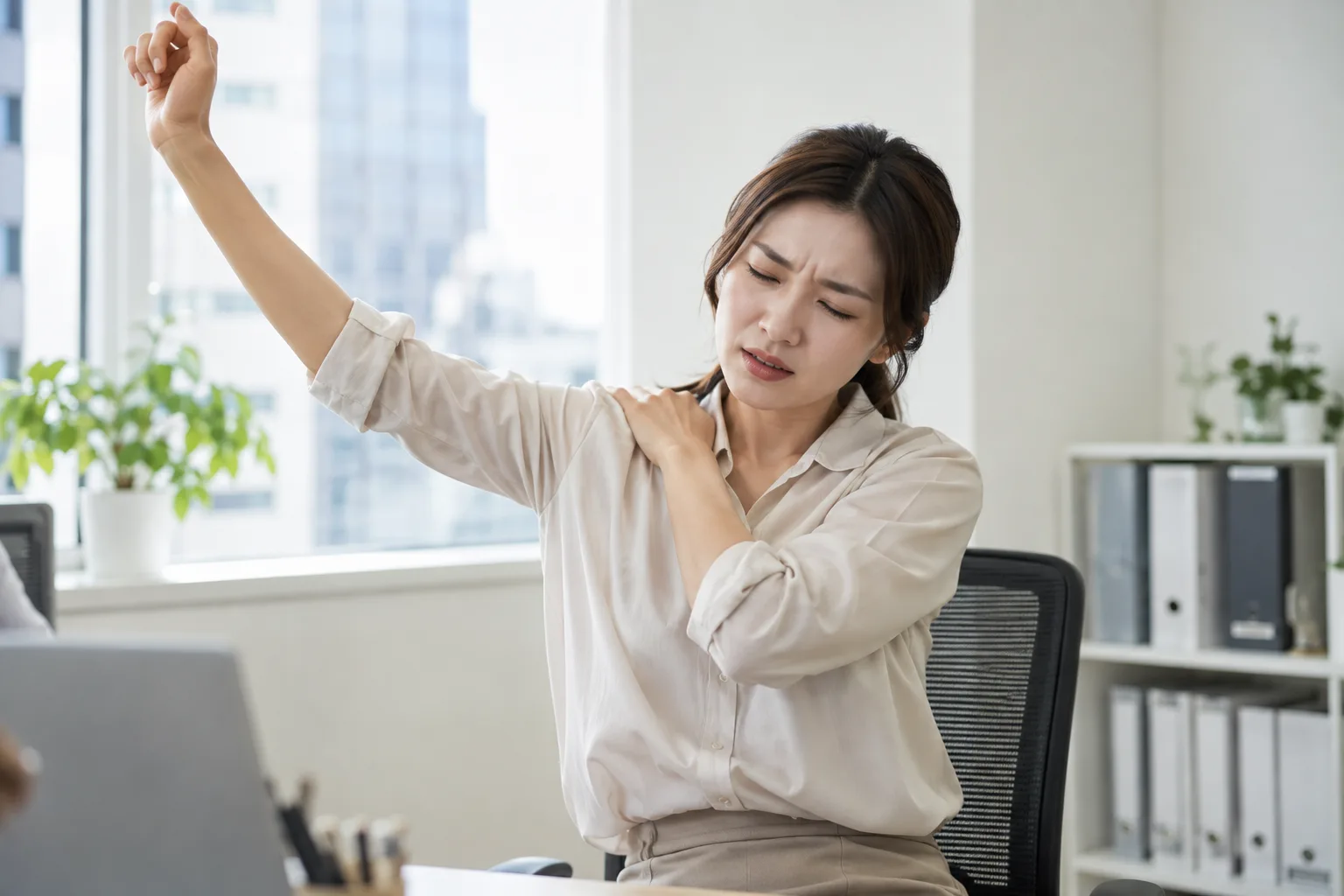 팔을 올리기 힘들어하는 모습