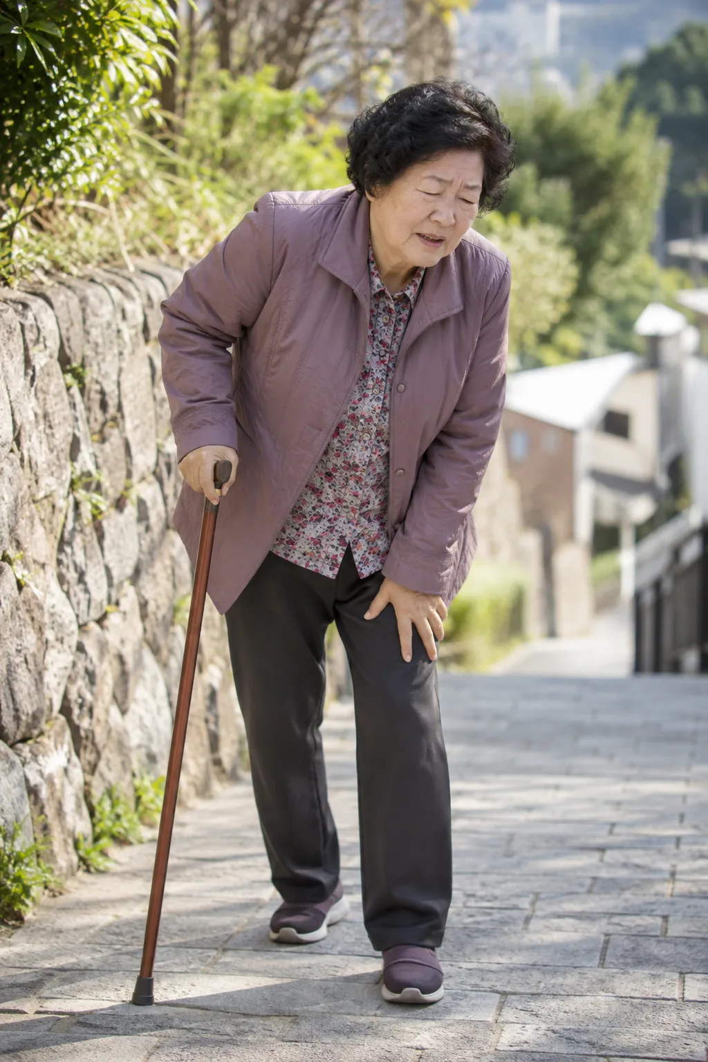 걷다가 다리가 무거워 힘들어하는 모습