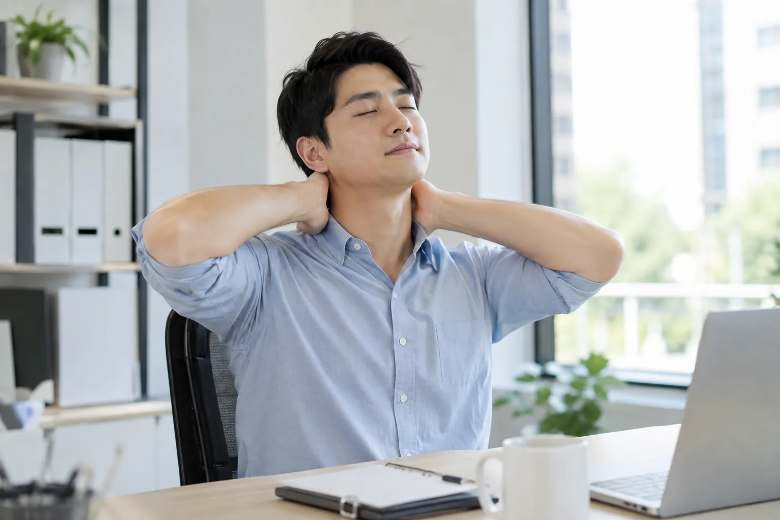 풍지혈 목 마사지하는 모습