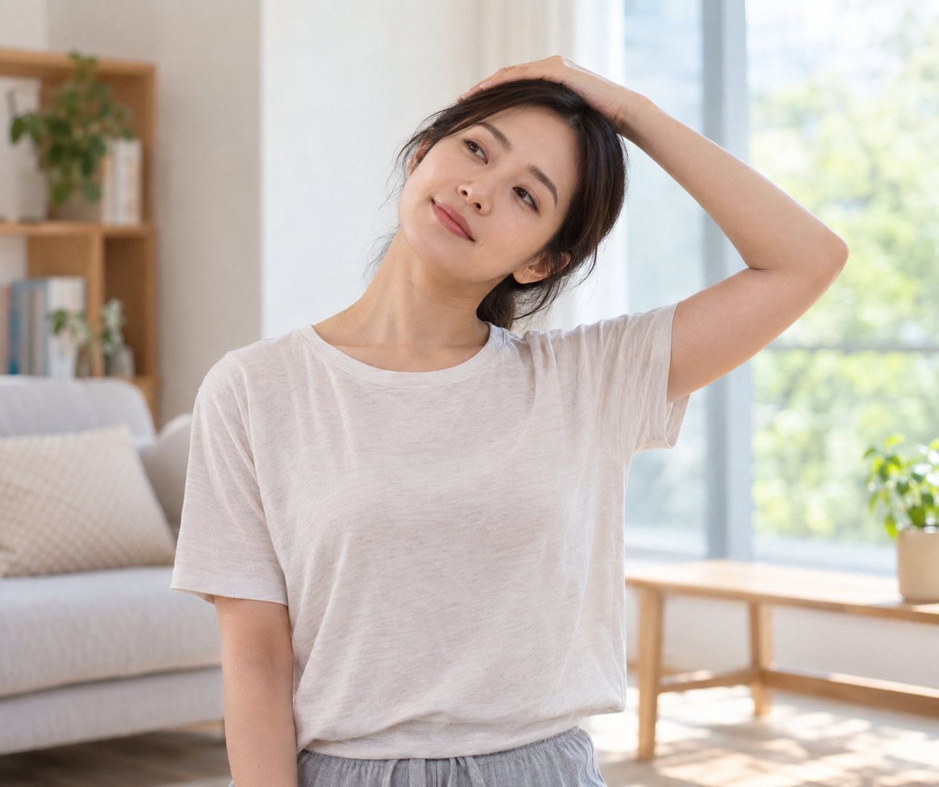 턱과 목 주변을 가볍게 스트레칭하는 모습