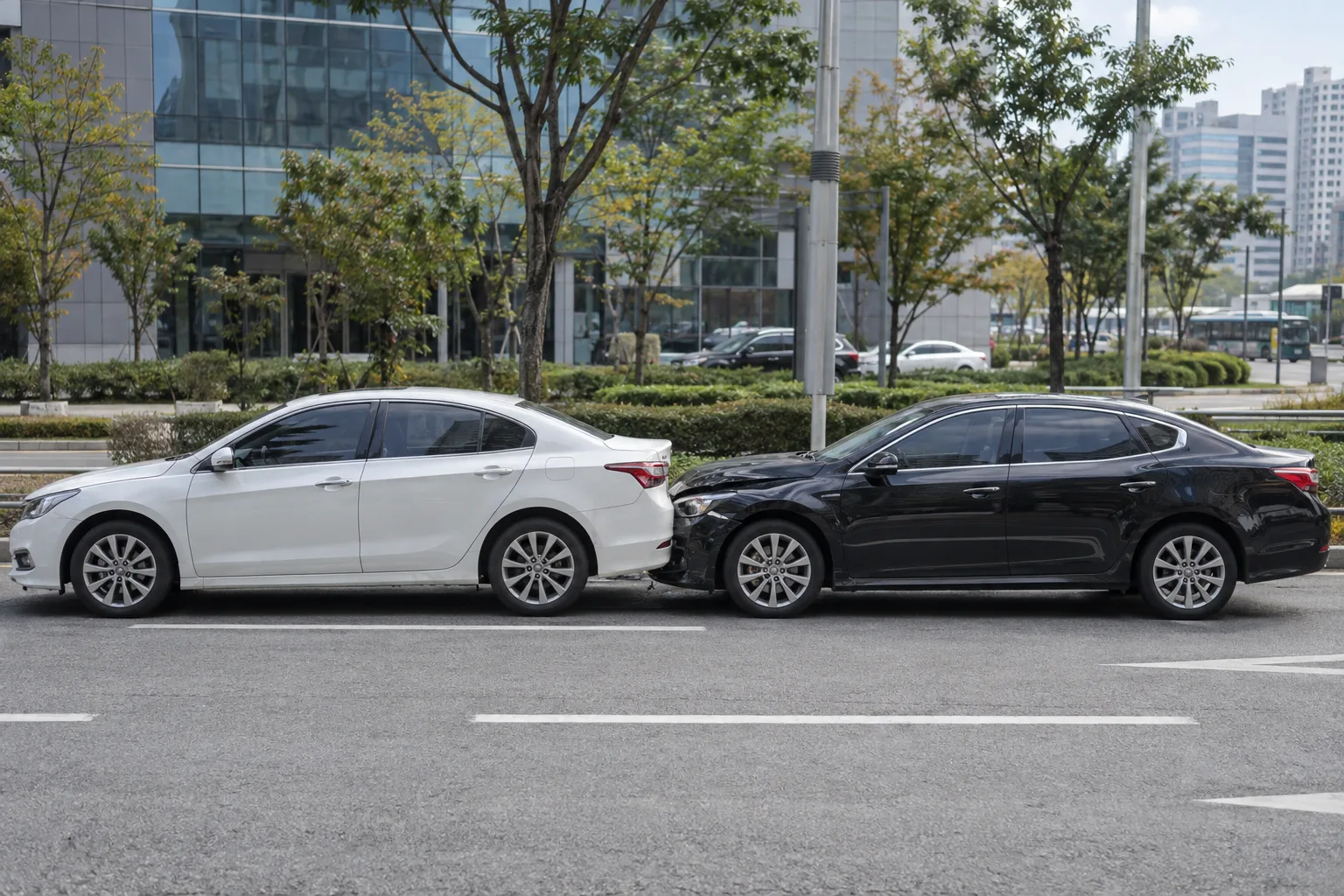 도로 위 가벼운 추돌사고 장면