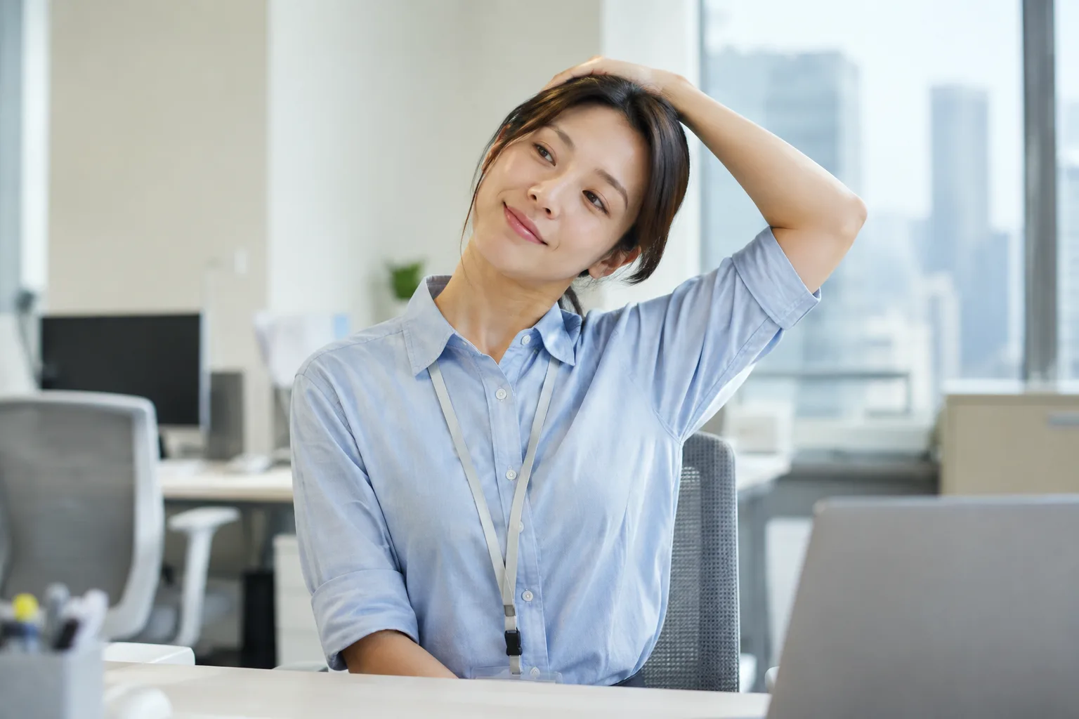 목을 천천히 기울이며 스트레칭하는 모습