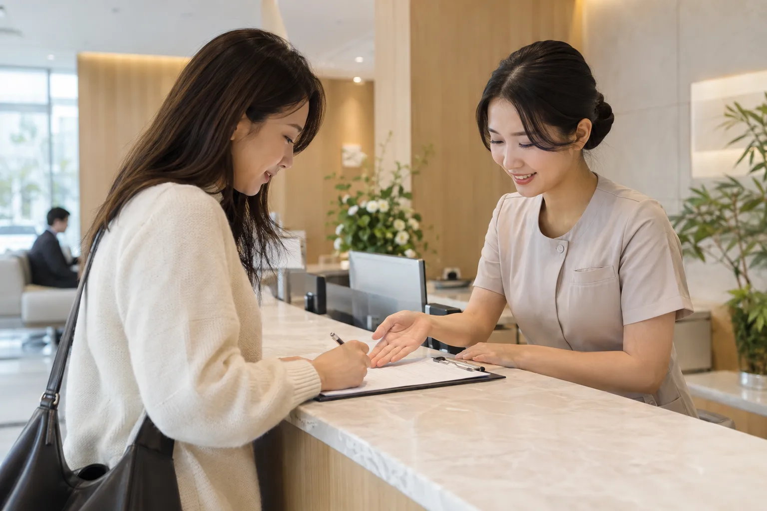 산재 신청 서류 작성을 돕는 장면