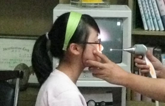 비내시경으로 비강 안쪽 상태를 확인하는 진찰 장면