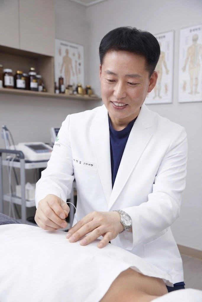김제명 원장의 실제 진료와 침 시술 장면 세로형 사진